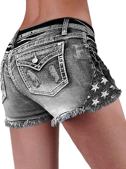 Shorts Denim Frayed - 【HME】ジーンズ | ハイウエストのデニムパンツで、あなたのエッジィな魅力を解き放ちましょう。ダメージ加工、ほつれ加工の裾、メタリックなリベットポケットが特徴で、あらゆる体のラインを美しく引き立てる、大胆でストリート感あふれるスタイルを演出します。